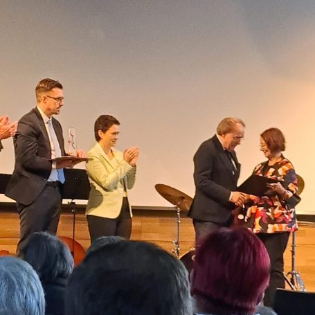 Überreichung des Preises durch die Ehrenvorsitzende  Evelyne Gebhardt.