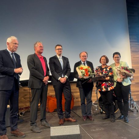 Der Preisträger Hanspeter Hagen (3. von rechts) mit OB Harry Mergel, Gunter Haug, Wim Buesink, Evelyne Gebhardt und der Festrednerin,  die b